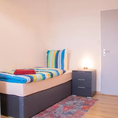 Bis 5 Personen, Parkplatz, Arbeitsplatz Solingen